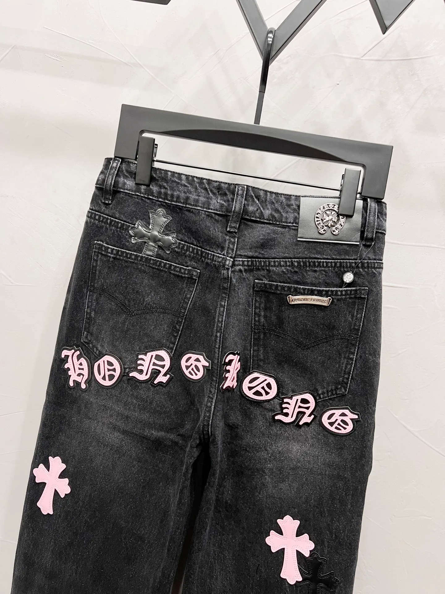 P240 Style number: [M940] Chrome hearts & Chrome hearts 25ss pink and black leather black pants cross patch leather jeans CH Chrome hearts double knee cross patch leather bo1 version logging pants straight working pants B136 Chrome hearts cross Sanskrit overalls Counter price 24W level, patchwork cross flower embellishment, high waist washed jeans! ! Absolutely high-end luxury products, 1.9W level god-level single products, super popular products, made by top heavy industry, not to be missed. About Zangyin, this is an extremely luxurious fashion brand, which can also be called the nobles of the high street. It has always been an exclusive brand of some hipsters or rich second generation. Compared with ordinary high streets, it is more luxurious and noble. Compared with luxury brands, it has a more fashionable personality and has always been a brand that I have a special liking for. Imported yarn is custom-woven into a high-density twill canvas, which ensures a crisp shape while also making the fabric feel very delicate. It follows the B01 classic shape, with a crisp and stylish upper body. The ready-made garments are stone-ground and fermented, so they can be matched with any style. Buttons and zinc-brushing are washed with genuine YKK retro metal products. Double-layered canvas on the front. Perfect details. All hardware is perfect. Size: 30-32-34-36 Color: pink and black leather and black pants